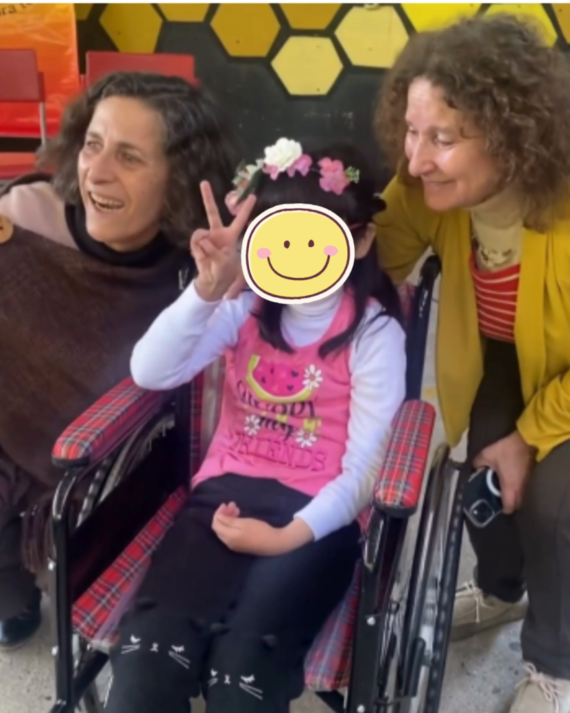 Adulto mayor vulnerable que necesita apoyo en invierno